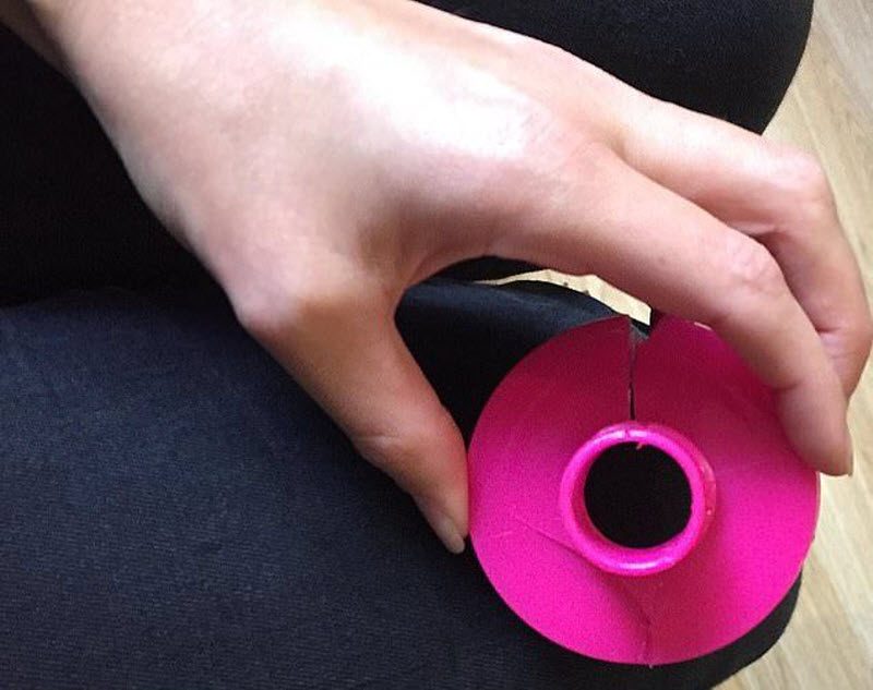 Пацан засунул язык в бутылку для воды (4 фото)