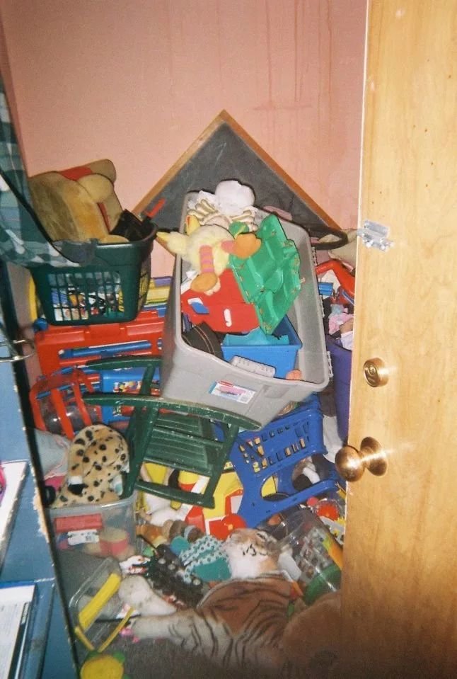 От младенца до подростка через шприцы: девушка показала фото детства в семье наркоманов (10 фото)