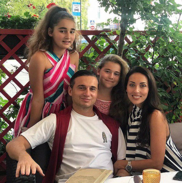 Сбросила с плеч бездарность? Алсу спихнула старшую дочь на экс-супруга
