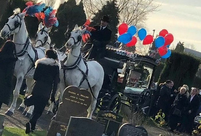 Компания Disney запретила мужчине установить на могилу умершего сына надгробие с Человеком-пауком (7 фото) Компания Disney запретила мужчине установить на могилу умершего сына надгробие с Человеком-пауком (7 фото)