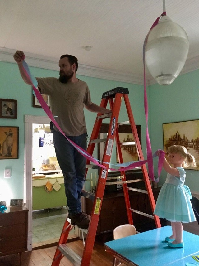 Одержимая семейная пара обзавелась 30 пластиковыми детьми (7 фото)