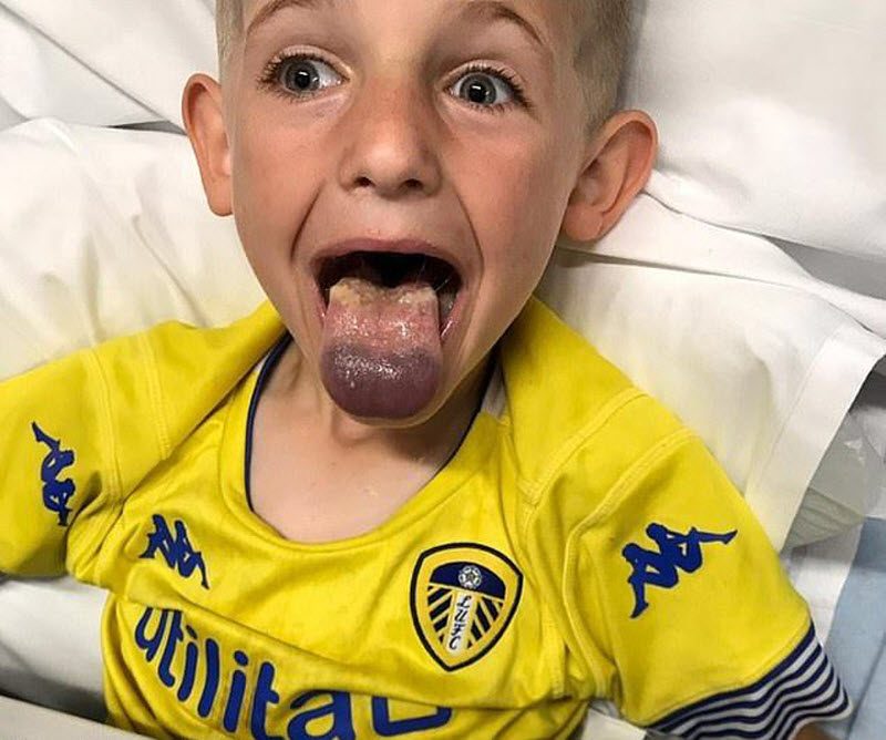 Пацан засунул язык в бутылку для воды (4 фото)