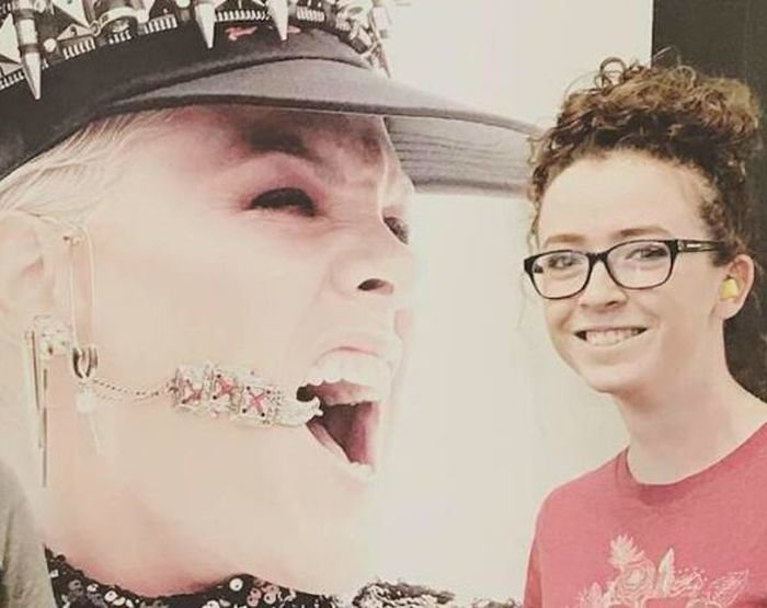 От младенца до подростка через шприцы: девушка показала фото детства в семье наркоманов (10 фото)