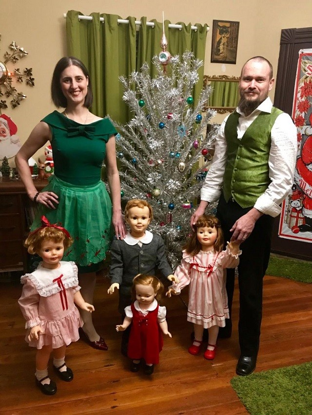 Одержимая семейная пара обзавелась 30 пластиковыми детьми (7 фото)