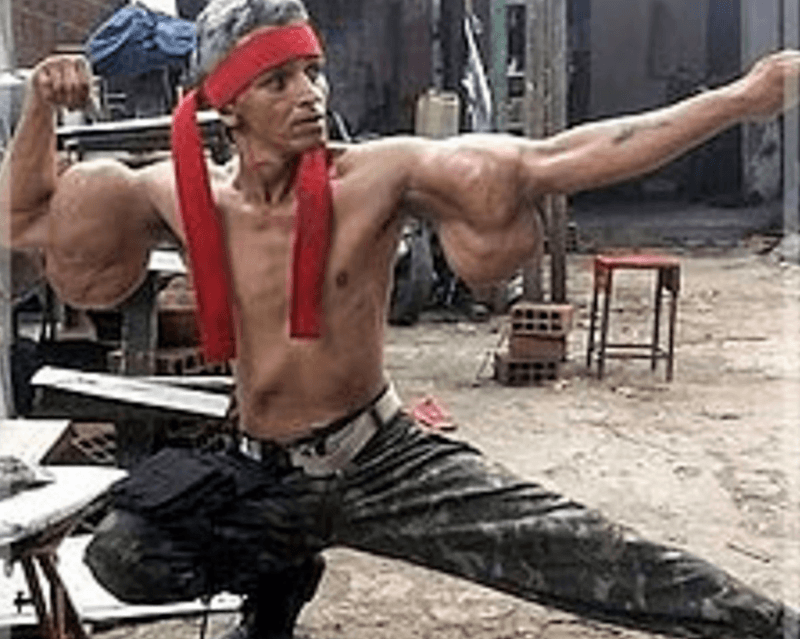 Фанат Сталлоне закачал в руки синтол, чтобы быть как Рэмбо (3 фото)