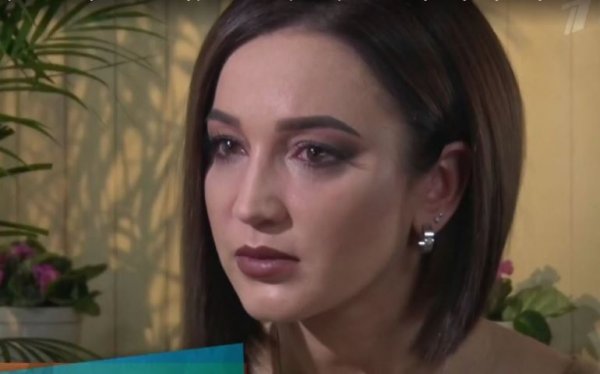 Быть любовницей больно? Бузова случайно «засветила» следы истязаний на лице и шее
