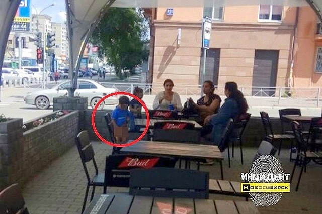 В Новосибирске родители разрешили ребенку справить нужду прямо за столом кафе