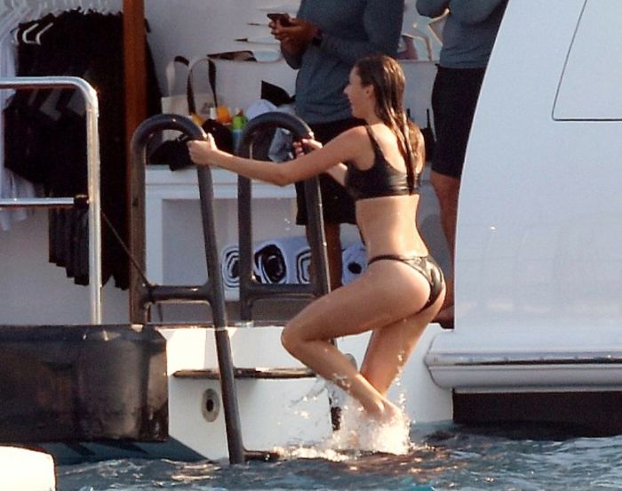 Дочери Сталлоне в бикини доказали всем, что они уже совсем взрослые (12 фото)