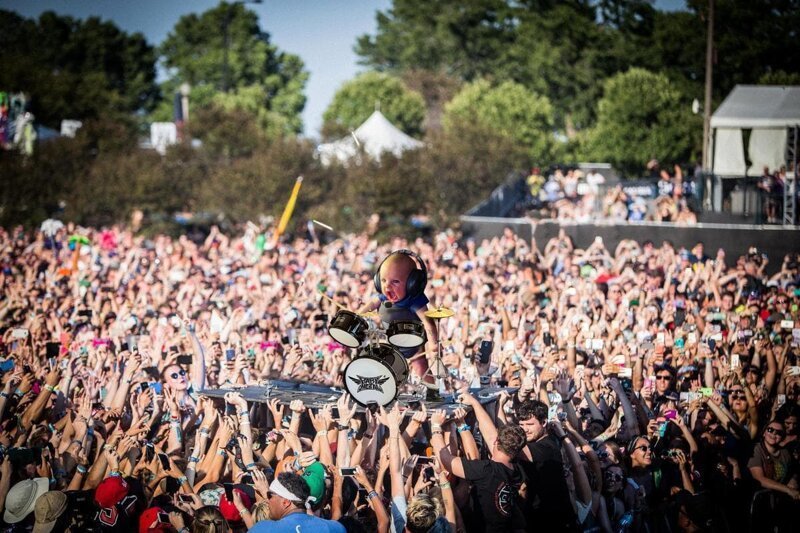 Фото эмоционального малыша с бейсбольного матча стало отличным поводом для фотошоп-баттла (18 фото)