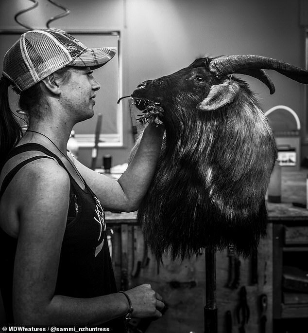 Охотница из Новой Зеландии получает комментарии с угрозами, но это ее не смущает (12 фото) Охотница из Новой Зеландии получает комментарии с угрозами, но это ее не смущает (12 фото)