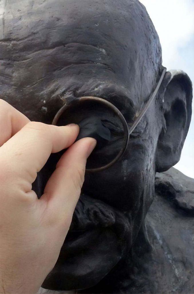 Кто-то «наградил» статую Ганди в Сан-Франциско светящимися красными глазами (7 фото)