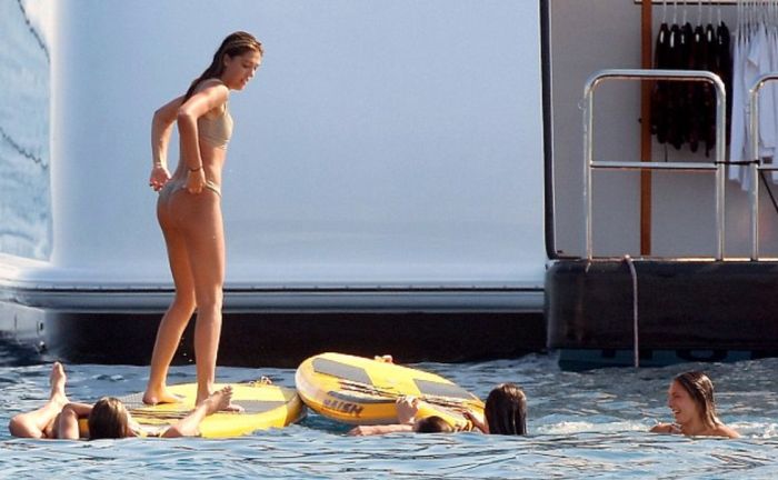 Дочери Сталлоне в бикини доказали всем, что они уже совсем взрослые (12 фото)