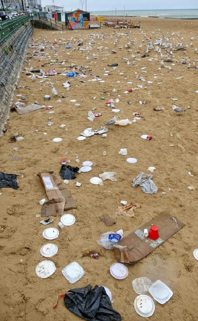 Именно из-за таких людей во многих странах недолюбливают туристов (23 фото)