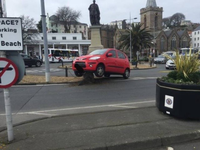 Кто выдал этим людям водительские права? (25 фото)