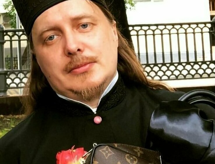 Баловство: в РПЦ «наказали» хвастливого батюшку «от Gucci» (3 фото)