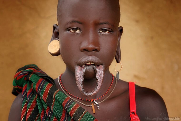 Покалечить ради красоты: ужасающие традиции племен и народов (23 фото)