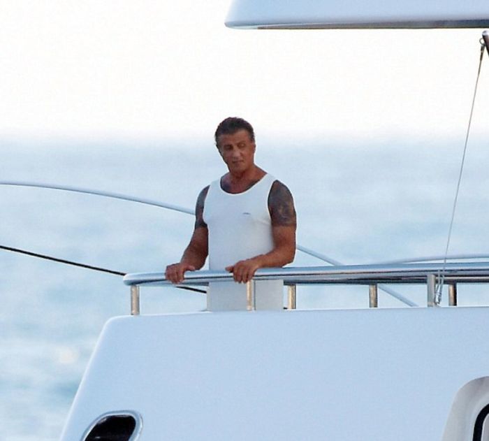 Дочери Сталлоне в бикини доказали всем, что они уже совсем взрослые (12 фото)