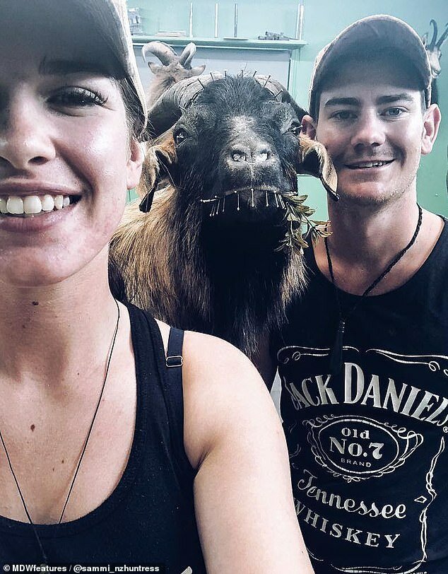 Охотница из Новой Зеландии получает комментарии с угрозами, но это ее не смущает (12 фото) Охотница из Новой Зеландии получает комментарии с угрозами, но это ее не смущает (12 фото)