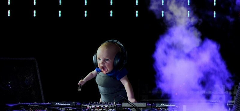 Фото эмоционального малыша с бейсбольного матча стало отличным поводом для фотошоп-баттла (18 фото)