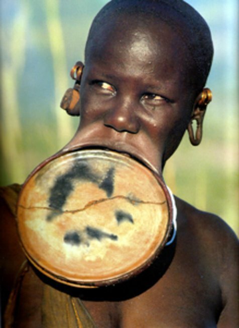 Покалечить ради красоты: ужасающие традиции племен и народов (23 фото)