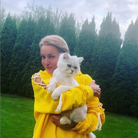 «Какая-то травка»: Отчаявшаяся Волочкова пытается избавиться от глистов заморскими растениями?
