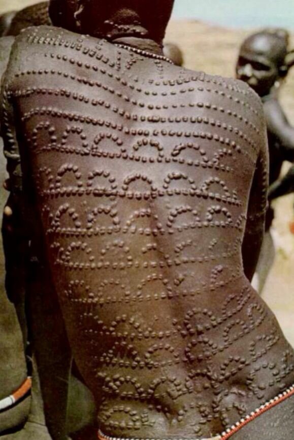 Покалечить ради красоты: ужасающие традиции племен и народов (23 фото)