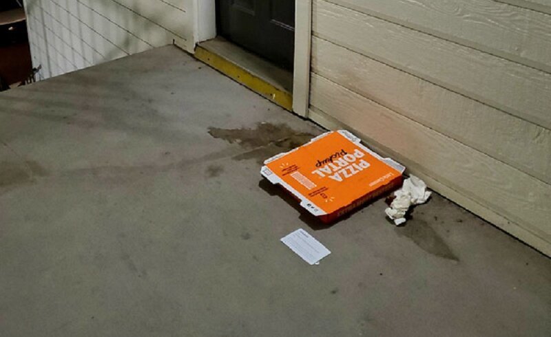 Соседи терпят. Табличка выброси коробку от пиццы.