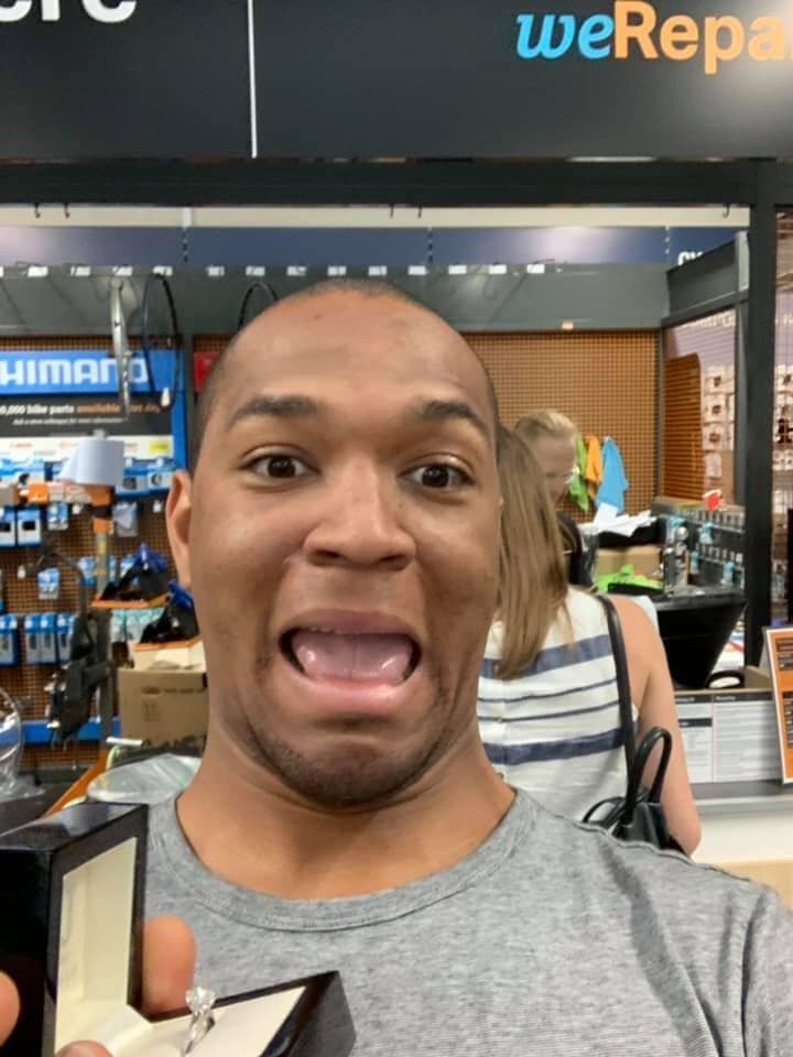 Британец хотел жениться и 20 раз сфоткал кольцо на фоне своей девушки, а она ничего не заметила (23 фото) Британец хотел жениться и 20 раз сфоткал кольцо на фоне своей девушки, а она ничего не заметила (23 фото)