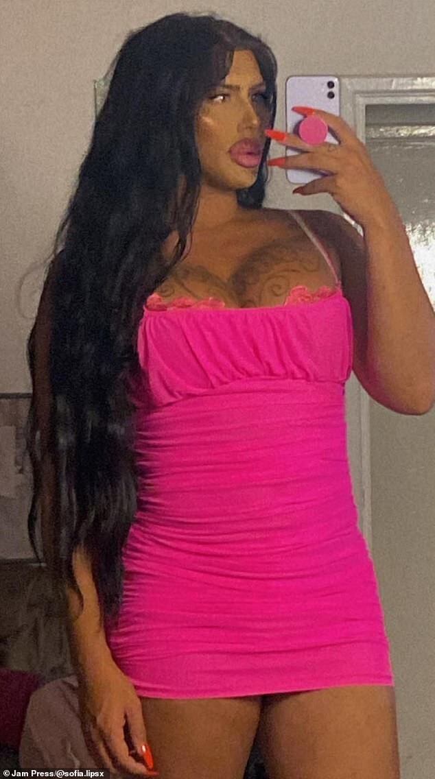 Британка хочет накачать губы так, чтобы обойти нынешнюю рекордсменку мира (10 фото + 1 видео)