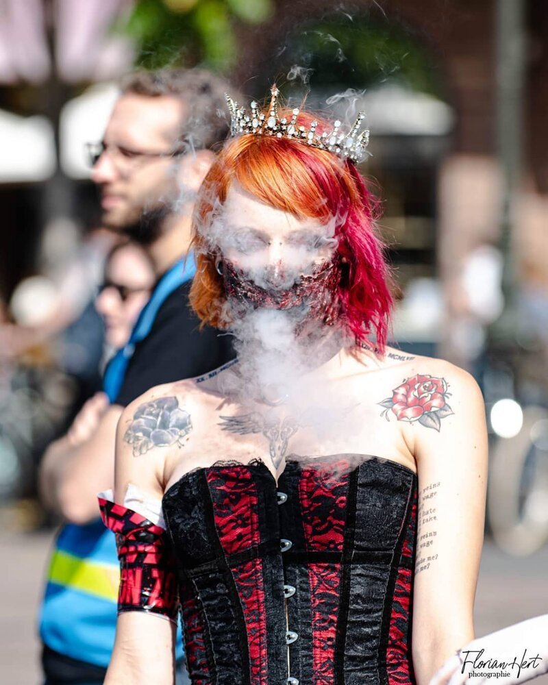 Парад живых мертвецов: в Страсбурге прошло масштабное шествие зомби (49 фото)