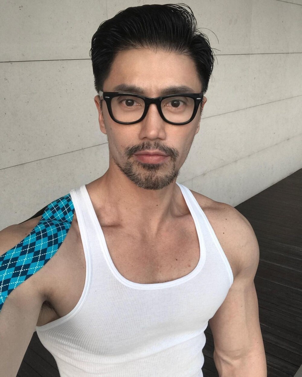 Вечно молодой: мужчина выглядит на 20 лет, но на самом деле он уже дедушка (7 фото)