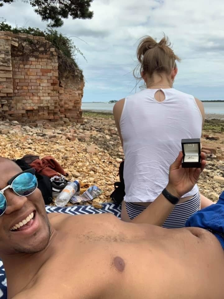 Британец хотел жениться и 20 раз сфоткал кольцо на фоне своей девушки, а она ничего не заметила (23 фото) Британец хотел жениться и 20 раз сфоткал кольцо на фоне своей девушки, а она ничего не заметила (23 фото)