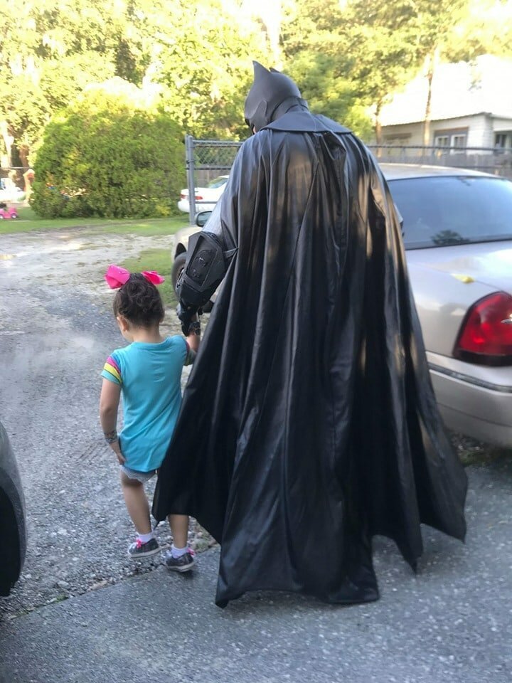 Девочку обижали в садике, но у неё нашёлся защитник. И не кто-то там, а сам Бэтмен! (7 фото)