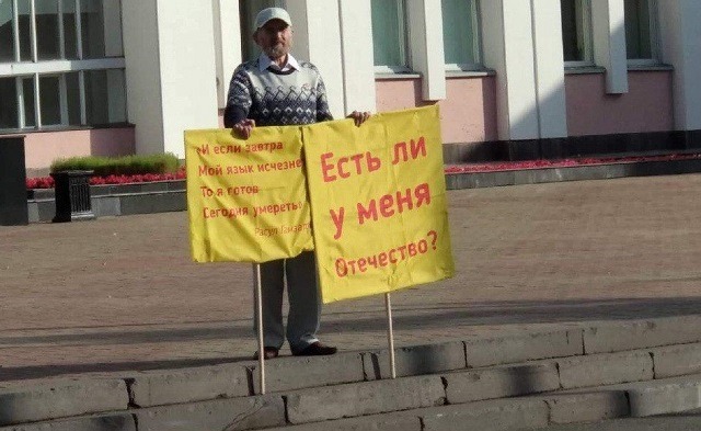 В Удмуртии научный деятель попытался совершить самосожжение (3 фото + видео)