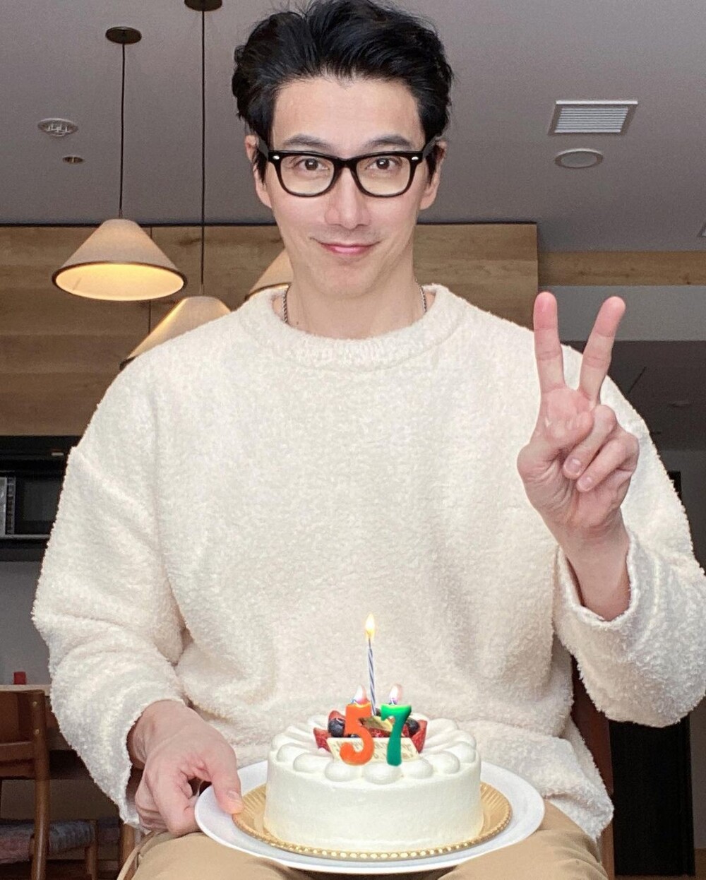 Вечно молодой: мужчина выглядит на 20 лет, но на самом деле он уже дедушка (7 фото)