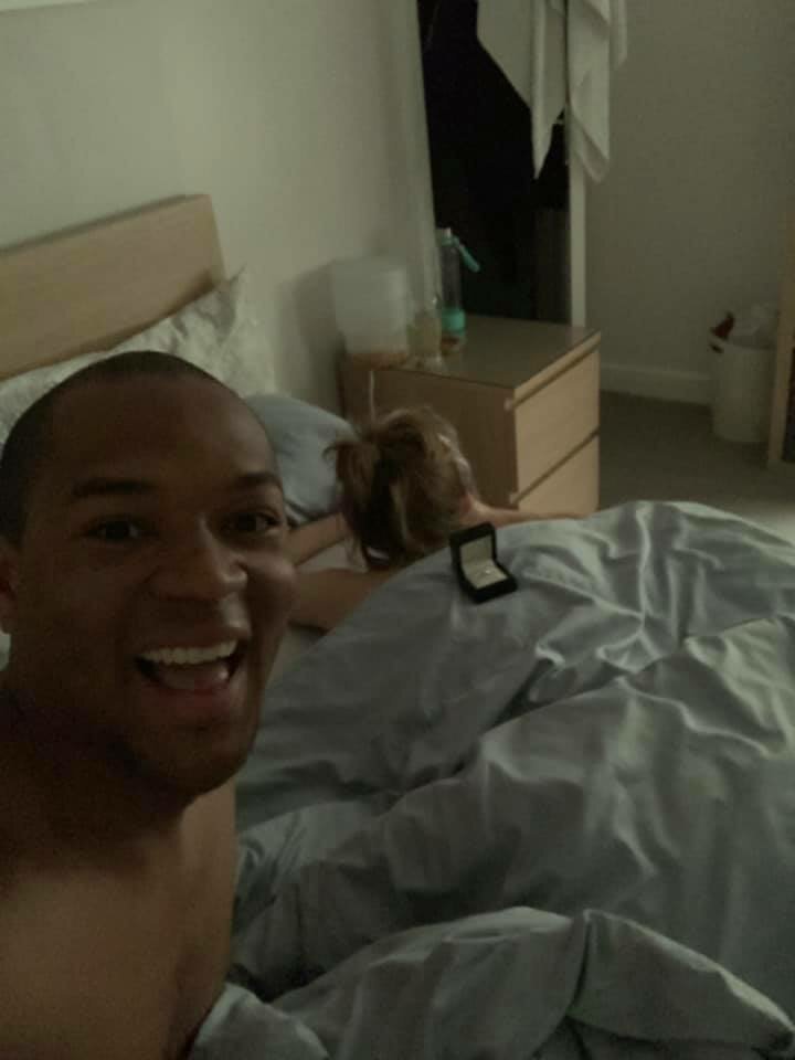 Британец хотел жениться и 20 раз сфоткал кольцо на фоне своей девушки, а она ничего не заметила (23 фото) Британец хотел жениться и 20 раз сфоткал кольцо на фоне своей девушки, а она ничего не заметила (23 фото)