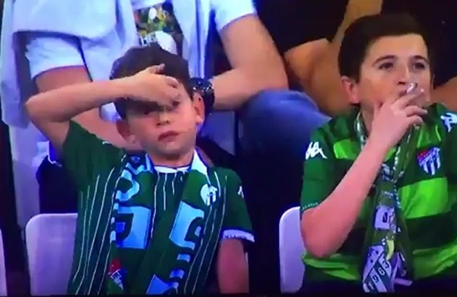 Курящий на матче ребёнок возмутил всех (фото + видео)