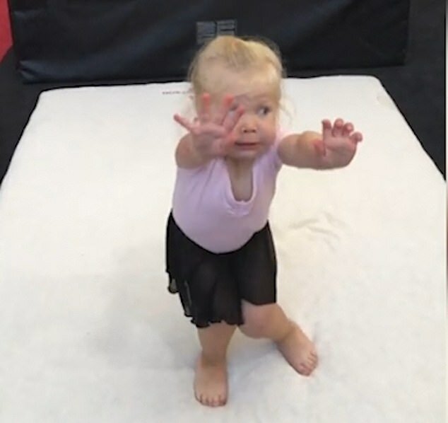 Так воспитывают чемпионов: трогательное видео с урока юных гимнасток (3 фото + 1 видео)