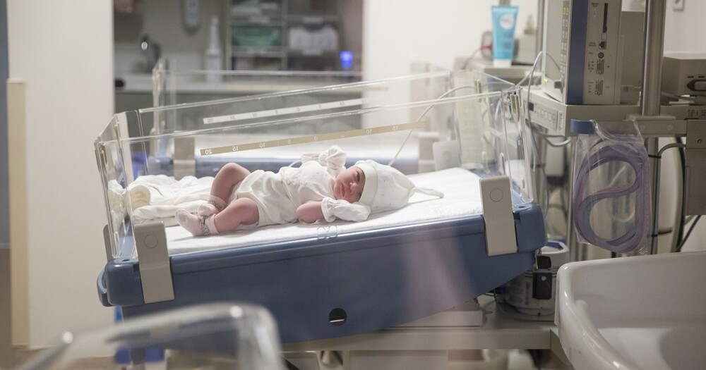 В Индии родилась девочка с лишними пальцами на руках и ногах (4 фото)