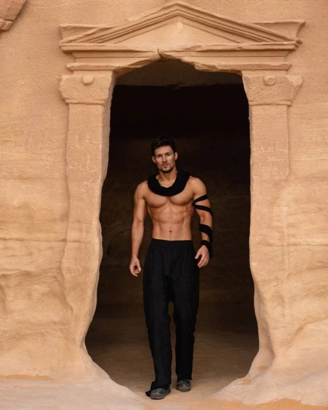 Павел Дуров опубликовал новые фото и показал стальной пресс (4 фото)