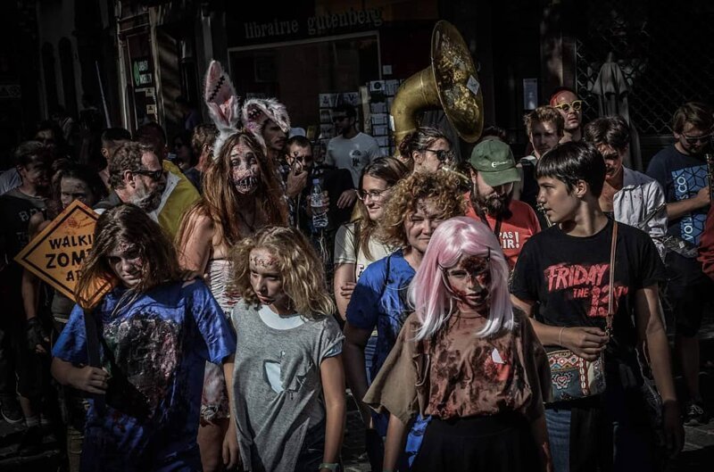 Парад живых мертвецов: в Страсбурге прошло масштабное шествие зомби (49 фото)