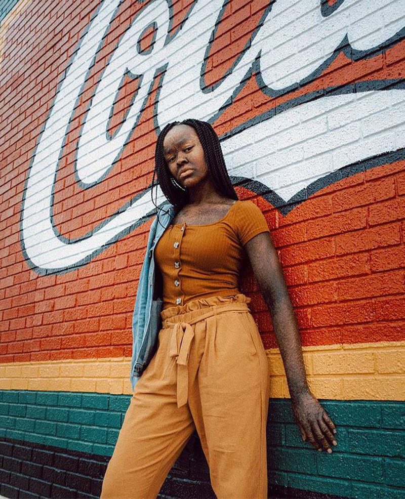 Модель-змея, сбрасывающая кожу каждые 2 недели (13 фото)