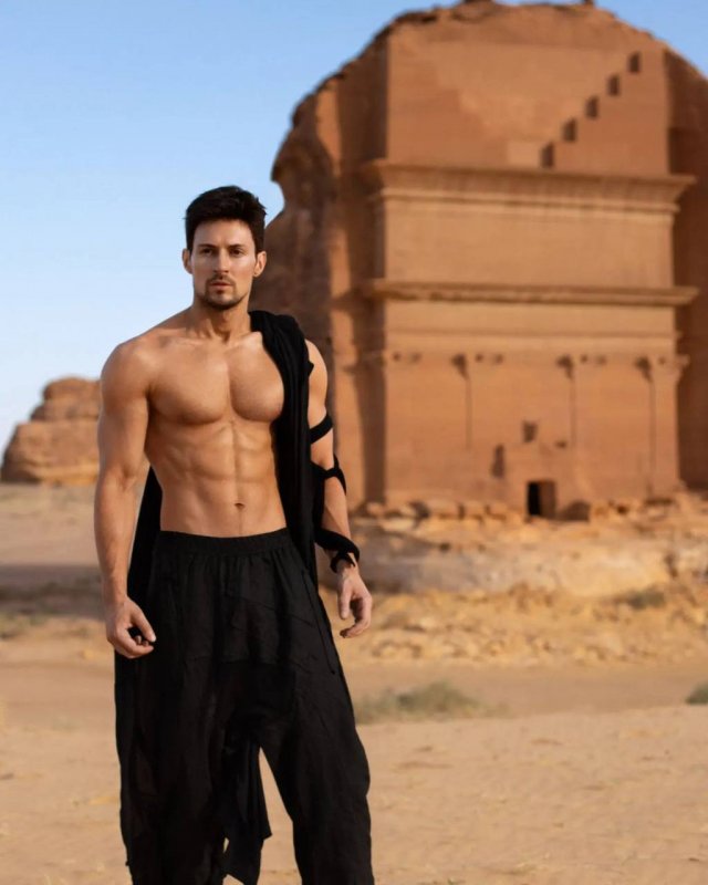 Павел Дуров опубликовал новые фото и показал стальной пресс (4 фото)