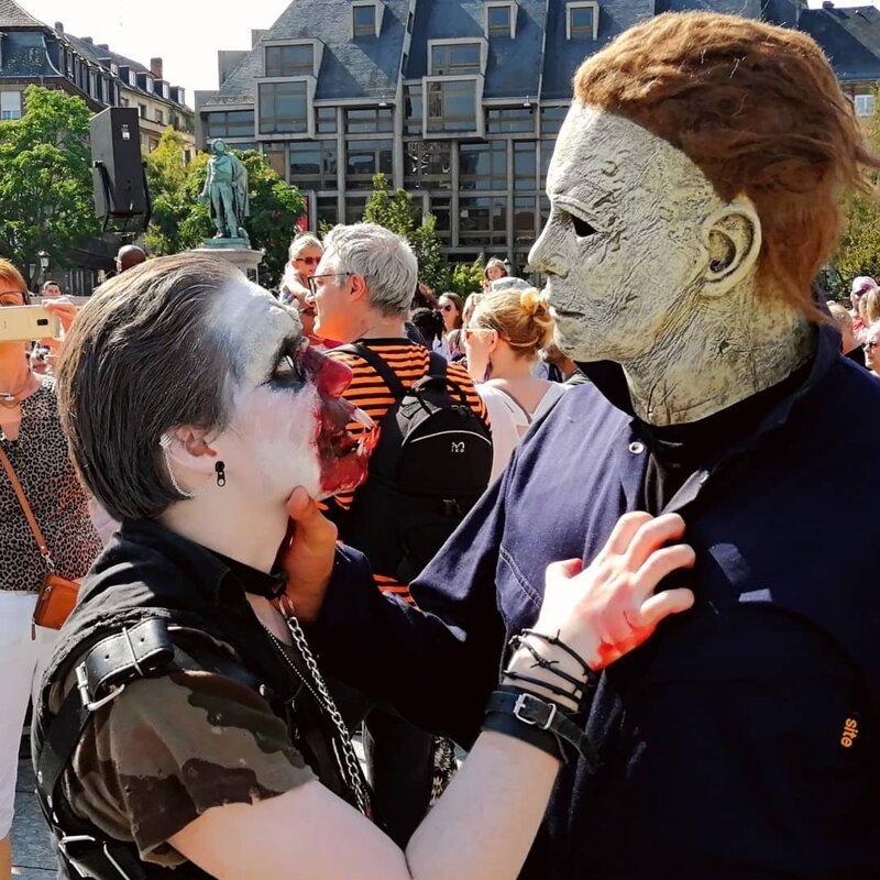 Парад живых мертвецов: в Страсбурге прошло масштабное шествие зомби (49 фото)