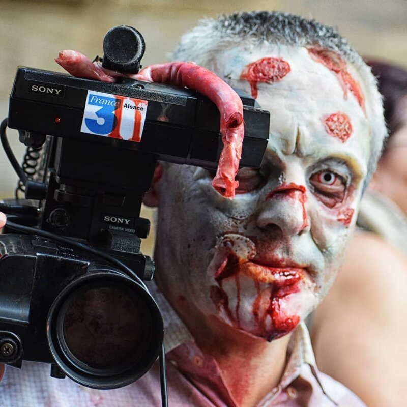 Парад живых мертвецов: в Страсбурге прошло масштабное шествие зомби (49 фото)