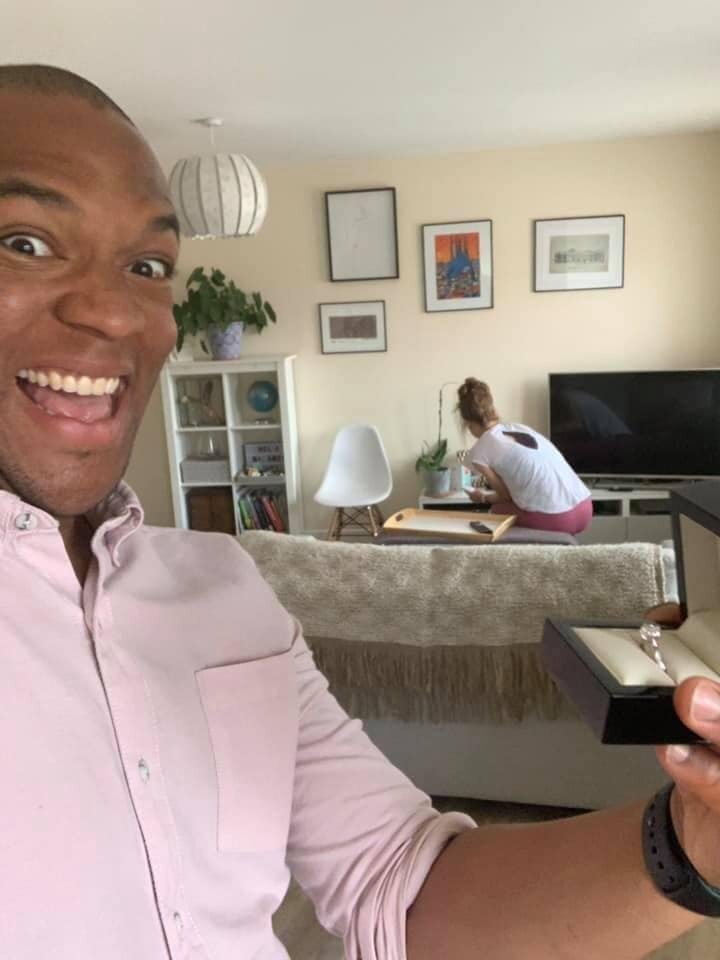 Британец хотел жениться и 20 раз сфоткал кольцо на фоне своей девушки, а она ничего не заметила (23 фото) Британец хотел жениться и 20 раз сфоткал кольцо на фоне своей девушки, а она ничего не заметила (23 фото)