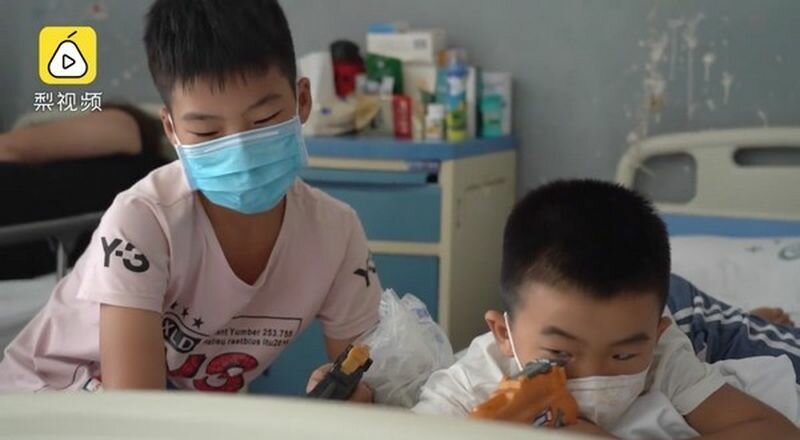 Мальчик выращивает и продает лук, чтобы спасти младшего брата (4 фото + 1 видео)