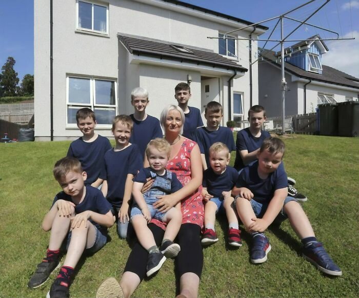 В Британии мать десяти мальчиков впервые родила девочку (5 фото)