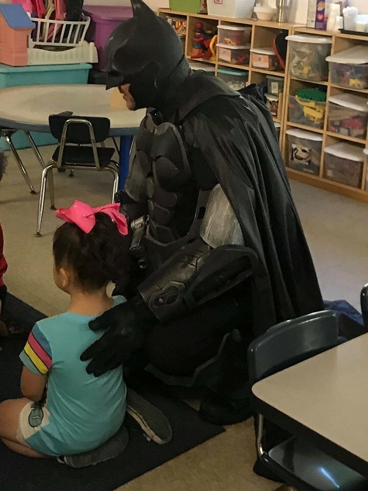Девочку обижали в садике, но у неё нашёлся защитник. И не кто-то там, а сам Бэтмен! (7 фото)
