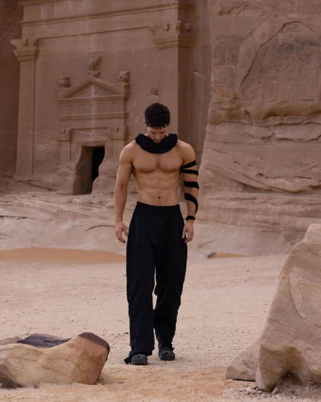 Павел Дуров опубликовал новые фото и показал стальной пресс (4 фото)